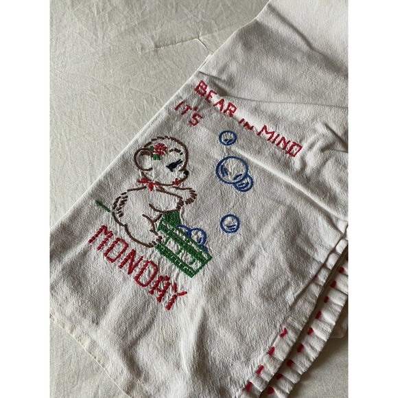 Vtg Embroidered Tea Towel Linen Monday Day of the Week Bear Bubble Bath MCM - Picture 2 of 8